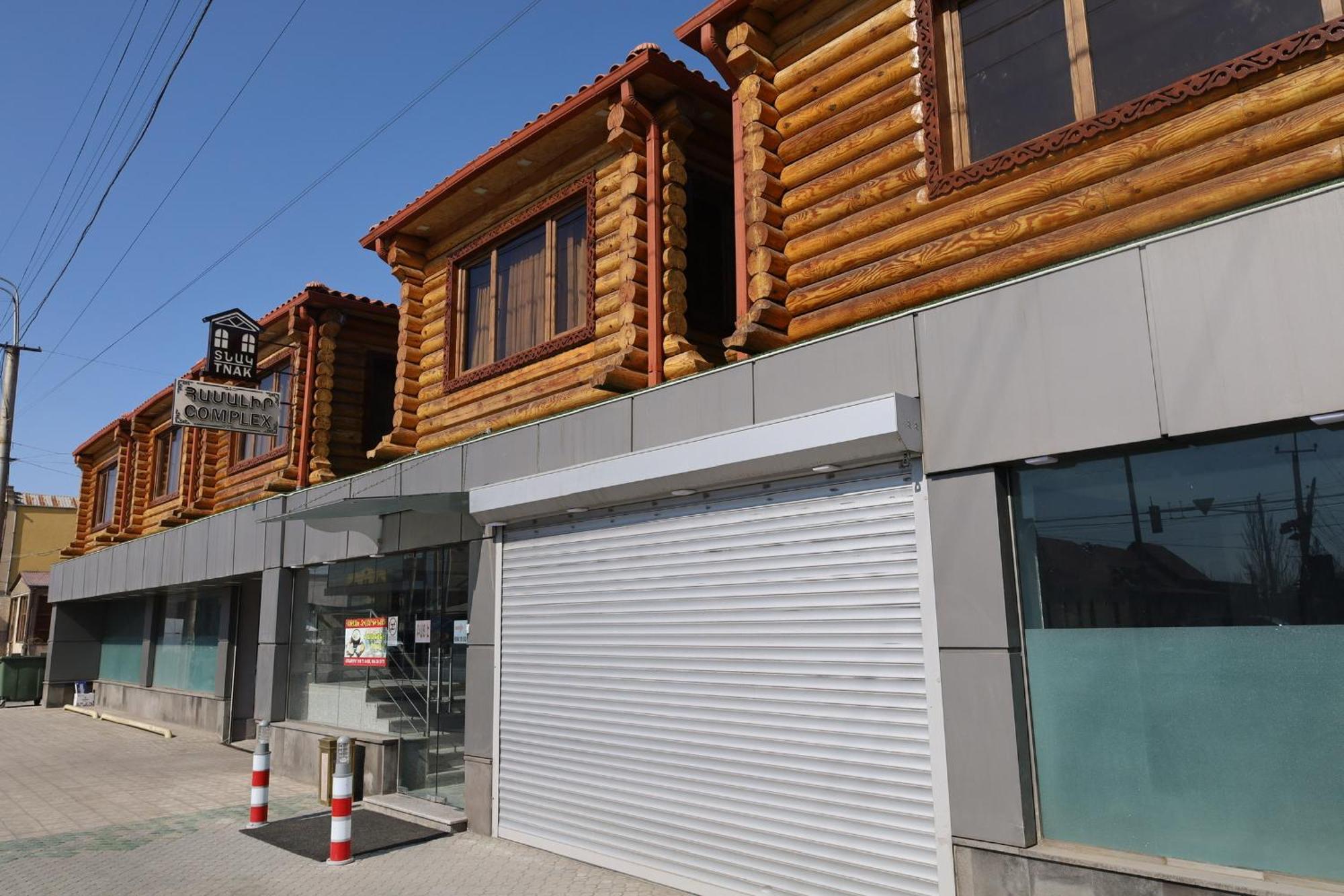 Tnak Hotel Yerevan Exterior foto